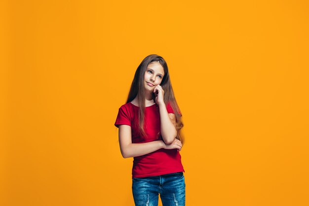 Giovane ragazza teenager premurosa seria. Concetto di dubbio.