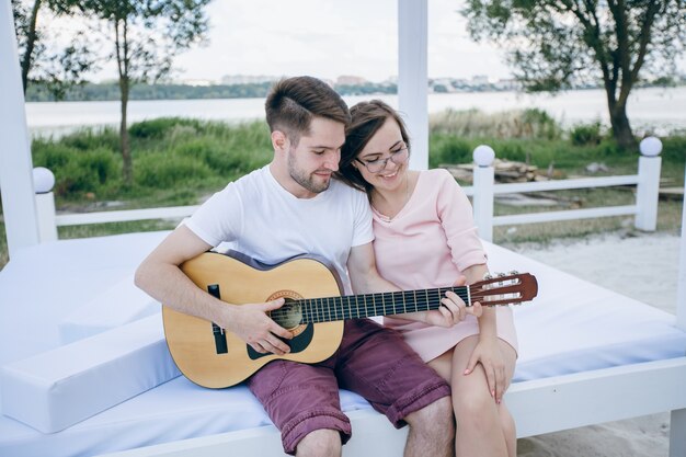 Giovane ragazzo a suonare la chitarra alla sua ragazza