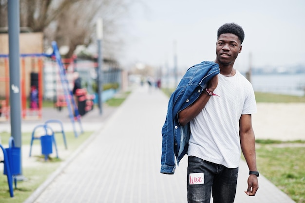 Giovane ragazzo africano millenario in città Felice uomo nero in giacca di jeans Concetto di generazione Z