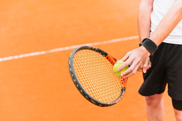 Giovane ragazzo atletico che gioca a tennis