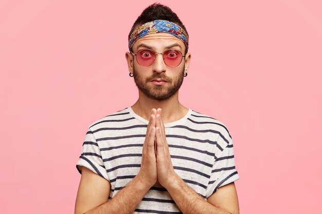 Giovane ragazzo che indossa bandana e occhiali da sole alla moda