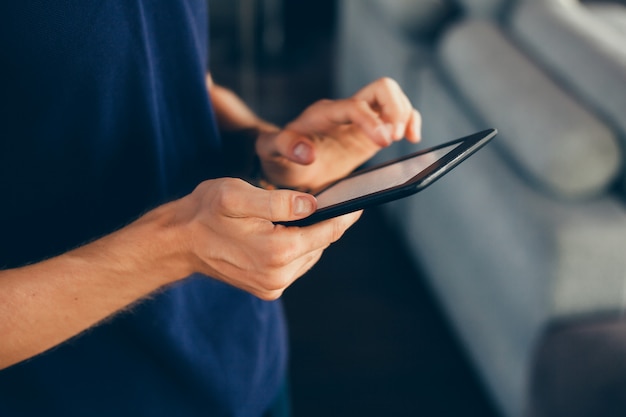 giovane ragazzo con la barba lavora in un bar, un libero professionista usa un tablet, fa un progetto