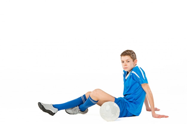 Giovane ragazzo con pallone da calcio