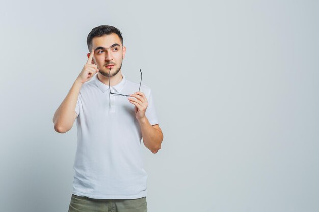 Giovane ragazzo espressivo in posa in studio