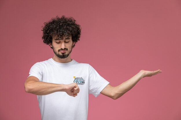 giovane ragazzo guardando il suo polso