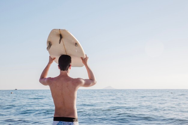 Giovane ragazzo in surfisti paradiso