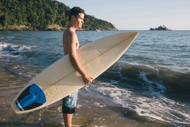 Giovane ragazzo in un giorno di surf