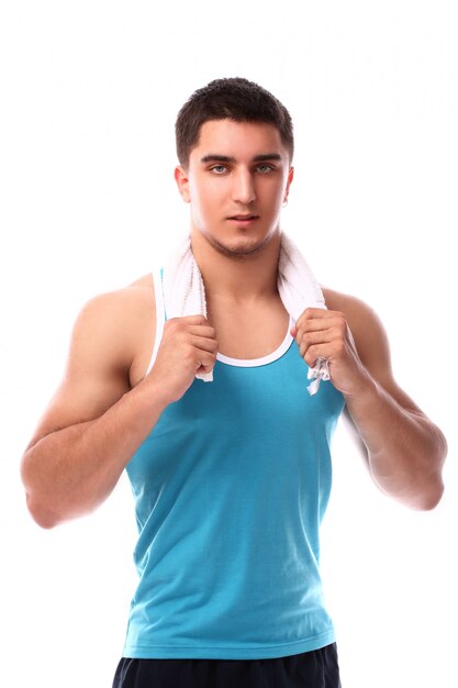 Giovane ragazzo muscoloso con asciugamano