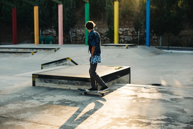 Giovane ragazzo, skateboard e skatepark