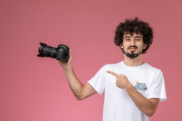 giovane ragazzo sottolineando la sua nuova fotocamera