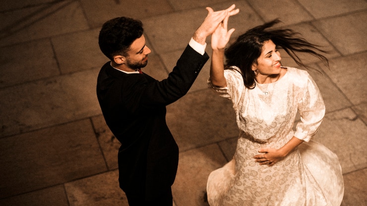 Foto gratuito giovane ragazzo tenendo la mano vorticosa elegante signora allegra