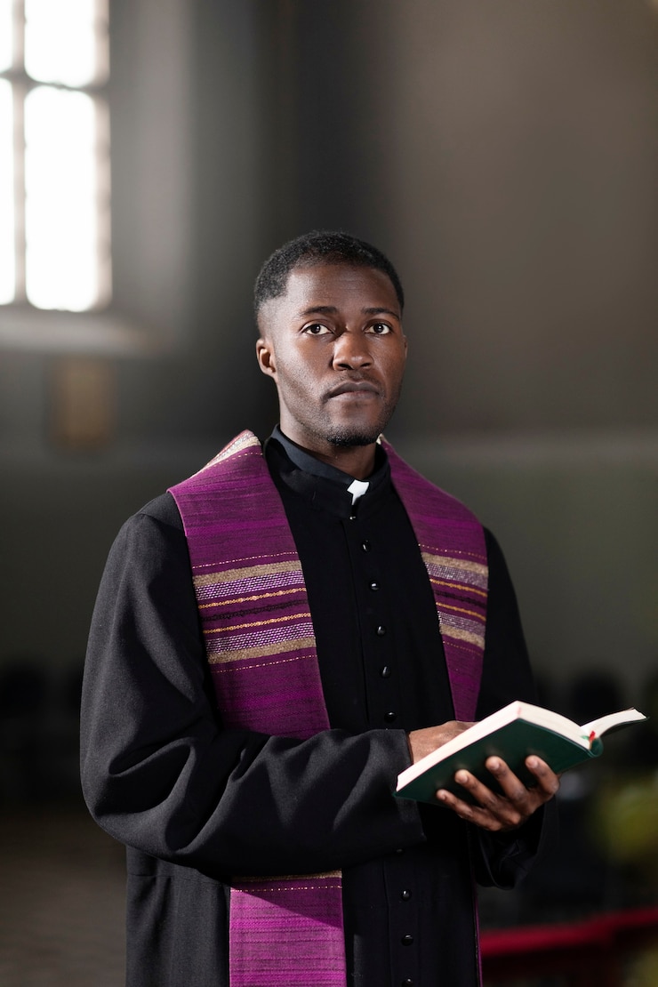 Foto gratuito giovane sacerdote maschio con una bibbia in chiesa