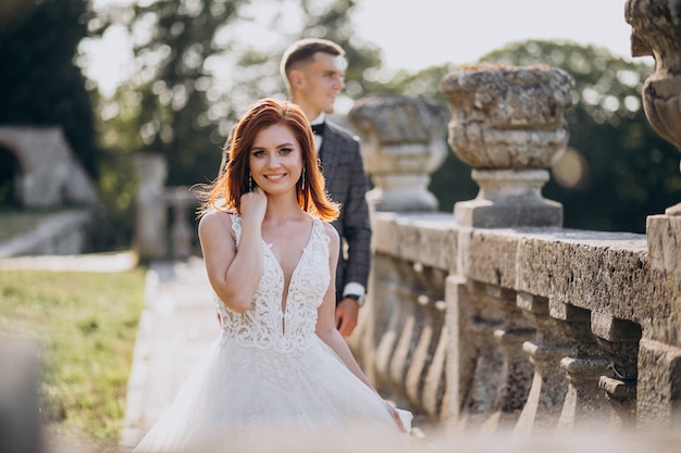 Giovane sessione di foto di matrimonio delle coppie fuori