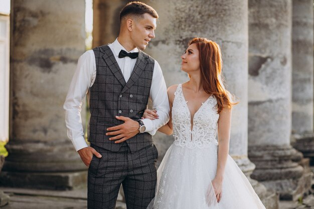 Giovane sessione di foto di matrimonio delle coppie fuori