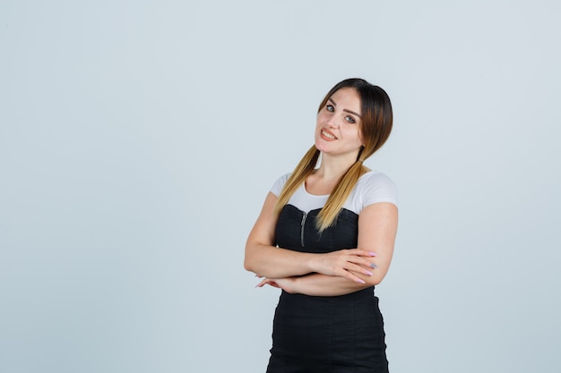 Giovane signora bionda in vestito che gesturing isolato