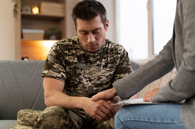 Giovane soldato affetto da effetto disturbo da stress post-traumatico