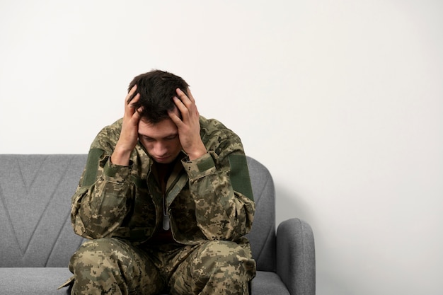 Giovane soldato affetto da effetto disturbo da stress post-traumatico