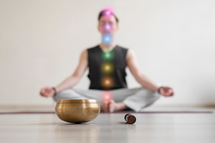 Foto gratuito giovane spirituale che pratica yoga al chiuso