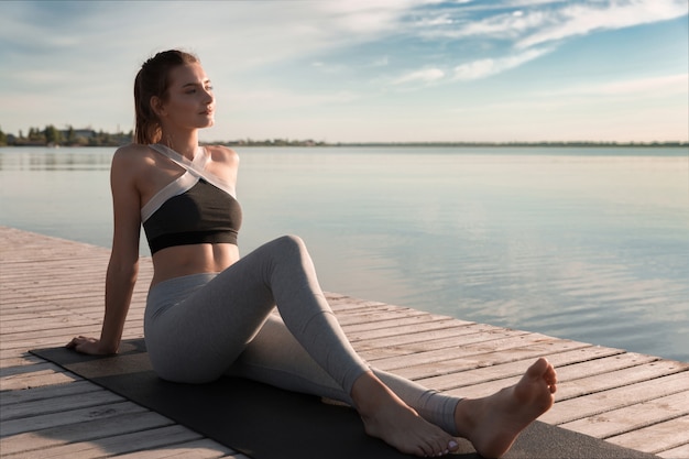 Giovane sport bella donna in spiaggia