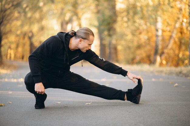 Giovane sportivo che si esercita nel parco