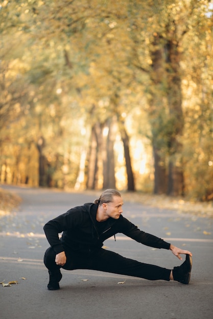 Giovane sportivo che si esercita nel parco