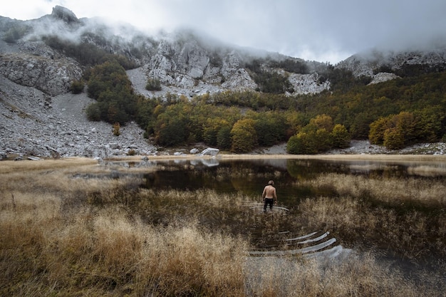 Giovane sportivo indurito nel lago Montanegro