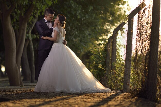 Giovane sposa e sposo in abito da sposa