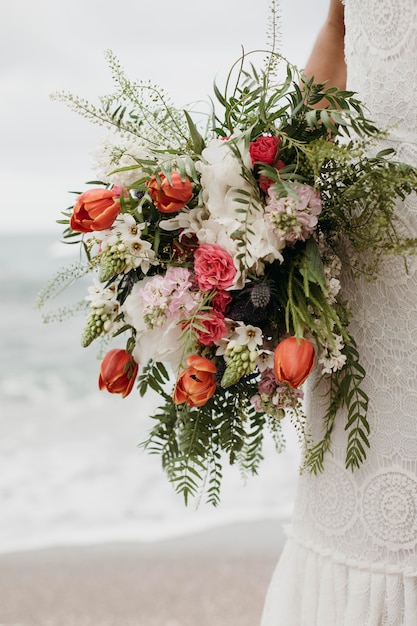 Giovane sposa nel suo abito da sposa