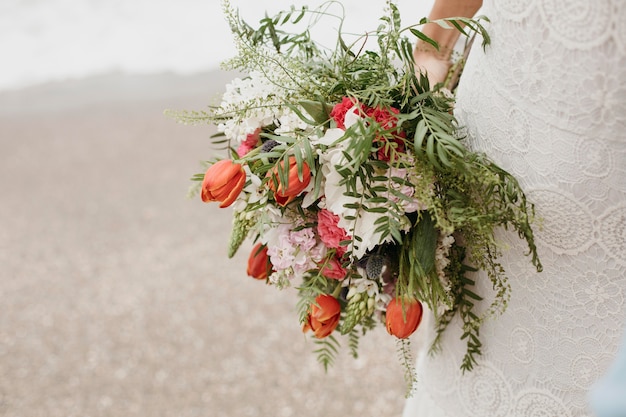 Giovane sposa nel suo abito da sposa