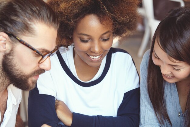 Giovane squadra di colleghi che lavorano al progetto