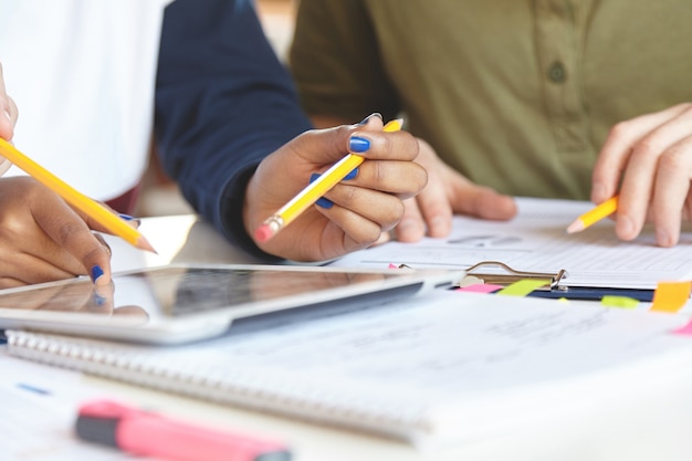 Giovane squadra di colleghi che lavorano al progetto