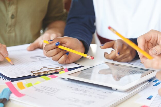 Giovane squadra di colleghi che lavorano al progetto