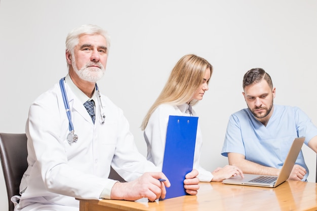 Giovane squadra maschile felicità stetoscopio medico