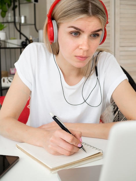 Giovane studente astuto che indossa le cuffie rosse