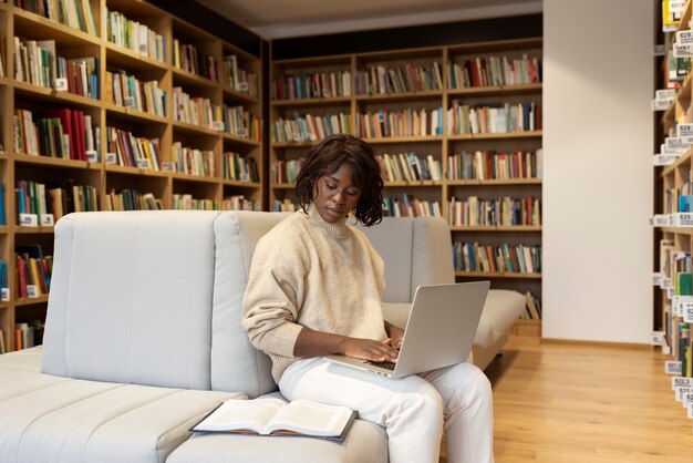 Giovane studente che impara in biblioteca