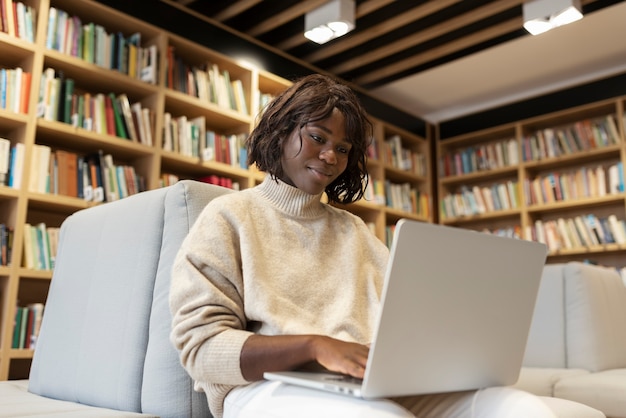 Giovane studente che impara in biblioteca