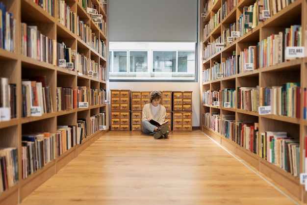 Giovane studente che impara in biblioteca