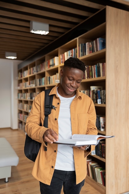 Giovane studente che impara in biblioteca