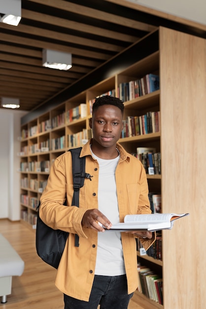 Giovane studente che impara in biblioteca