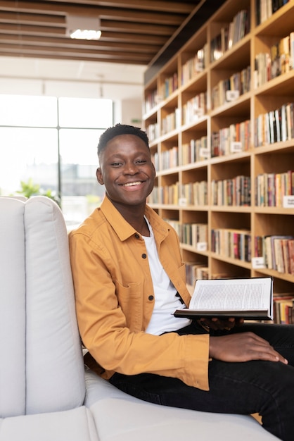 Giovane studente che impara in biblioteca