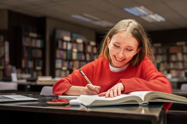 Giovane studente che lavora su incarico