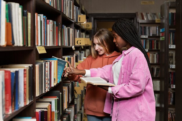 Giovane studente che lavora su incarico