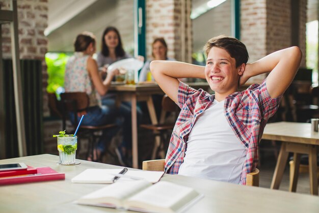 Giovane studente di contenuti con libri