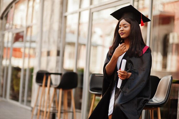 Giovane studentessa afroamericana con diploma pone all'apertoxA
