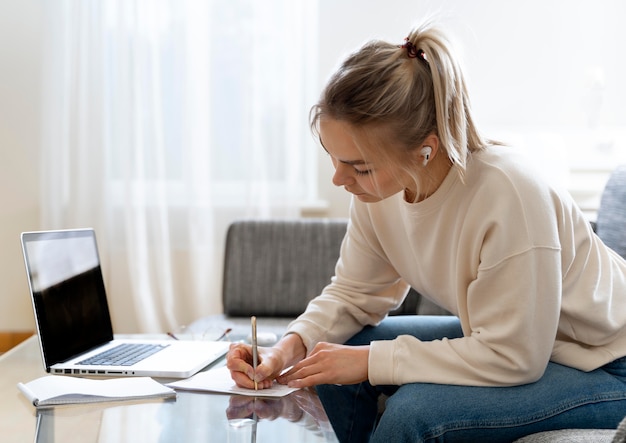 Giovane studentessa che ascolta il suo insegnante di inglese