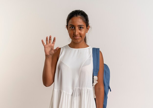 giovane studentessa che indossa uno zaino che mostra con la mano cinque