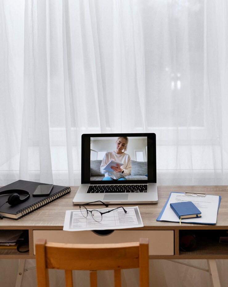 Foto gratuito giovane studentessa sul laptop di un insegnante