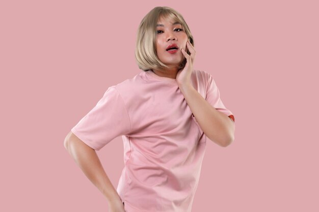 Giovane transgender asiatico LGBT isolato su sfondo di colore rosa Orgoglio di espressione di genere e concetto di uguaglianza