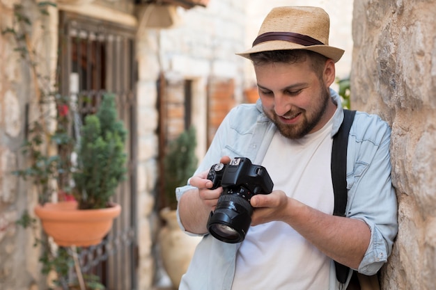 Giovane turista maschio in montenegro