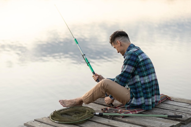 Giovane uomo a tutto campo che pesca